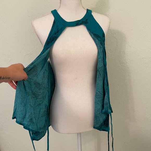 NWOT Floral Criss Cross Wrap Front Top - Picture 5 of 6